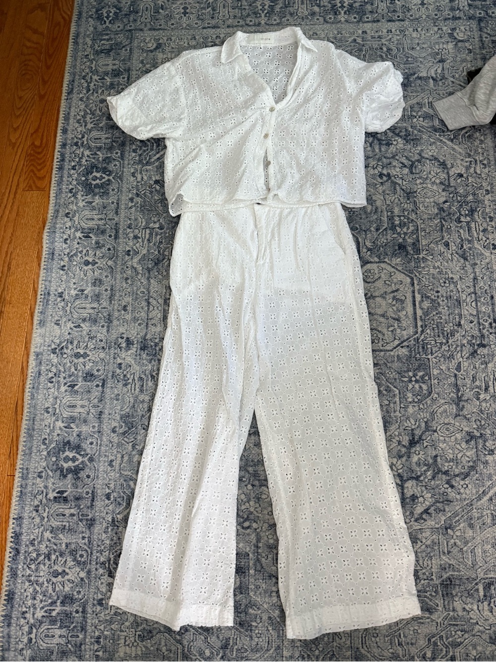 Zara Eyelet Set - Picture 2 of 4